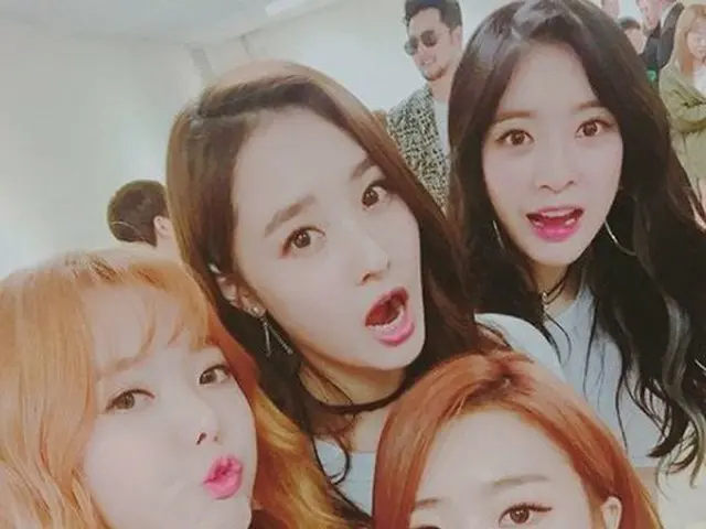 Dalshabet, a memorial photo with seniors. A singer singing a bit smaller Kim TaeWoo. .