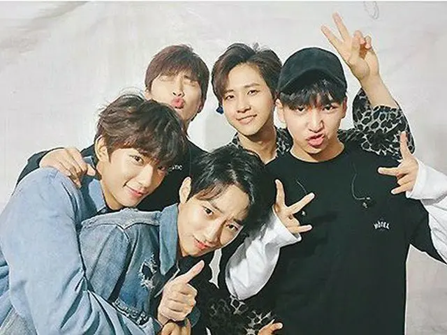 ”B1A4” BARO, updated SNS. All members of the group. Before taking a picture.