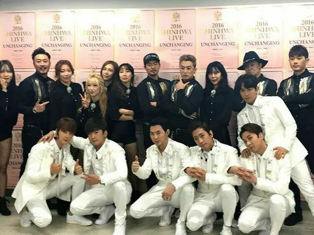 ”SHINHWA” mine, updated SNS. ”Together before the performance. Everyone, thankyou.”