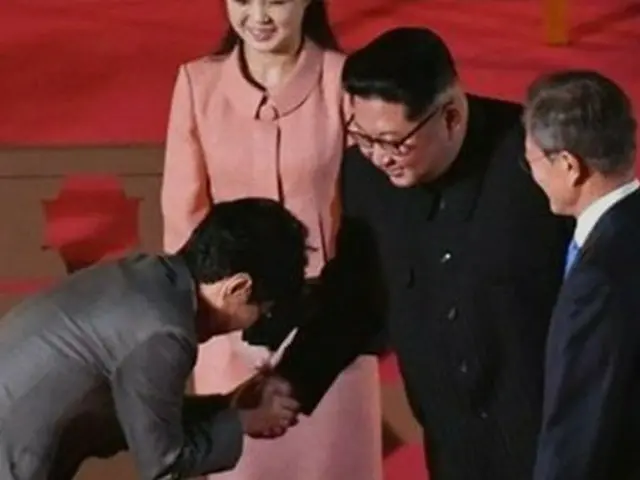 Cho Yong Phil, controversy with ”flip phone handshake”. * Visit North Korea as aKorean performance g