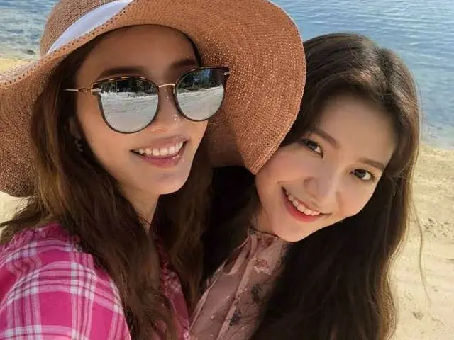 Actress Han Chae Young, RED VELVET photo with Yeri.