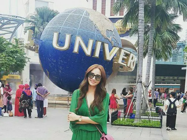 Han Chae Young, updated SNS. In the green dress ”Wow! Universal Studio!”