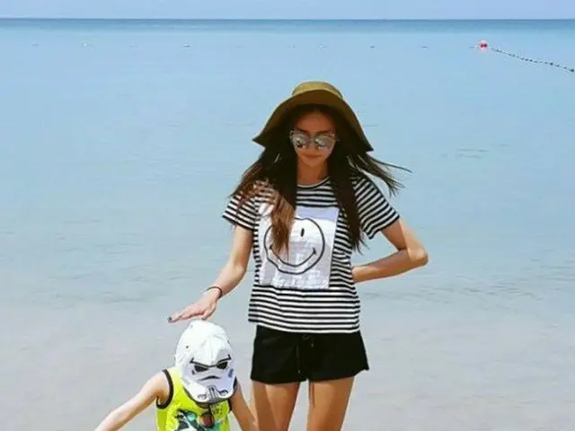Actress Han Chae Young, Updated SNS. Happy time with my son on the beach.