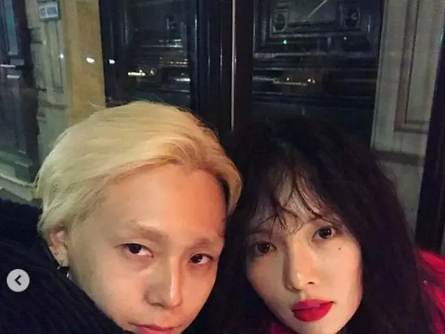 EDawn, releases photo with HyunA. On the other hand, HyunA releases photo oftheir feet. .