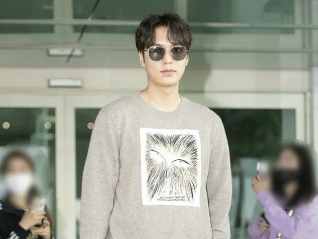 Actor Lee Min Ho is leaving. Incheon International Airport on the afternoon ofthe 3rd. . .
