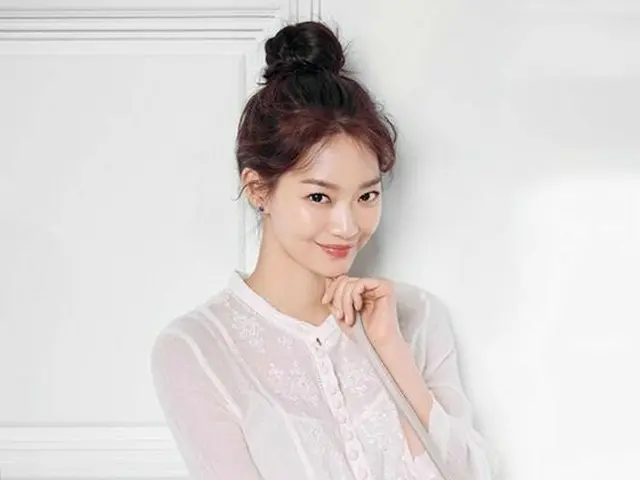 Actress Shin Min a, released pictures. J.ESTINA handbag advertisement.