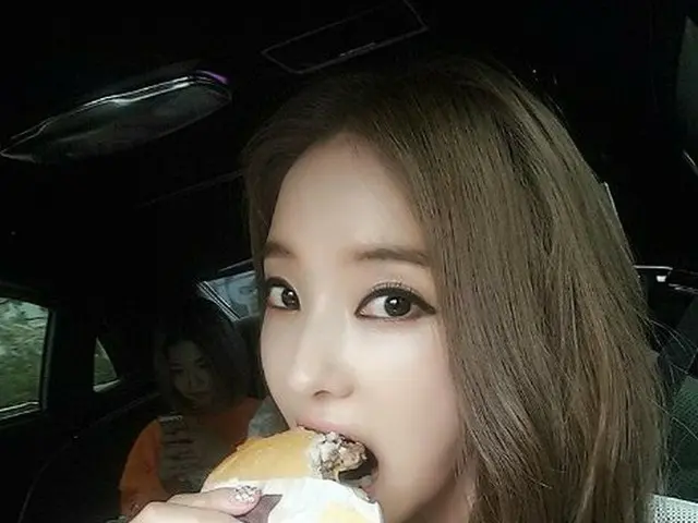 Actress Han Chae Young, Updated SNS. ”Barbie doll” to eat a hamburger.