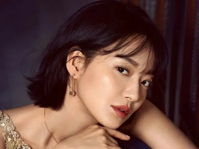 Actress Shin Min a, released pictures. Magazine COSMOPOLITAN.