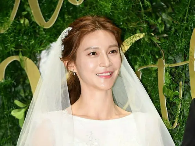 Cha Ye Ryun, wearing a pure white wedding dress and wearing ”a bride in May”.