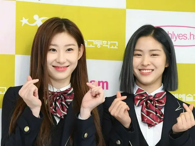 ITZY Chelyon和Ryujin參加了Hanrim表演藝術學校的畢業典禮