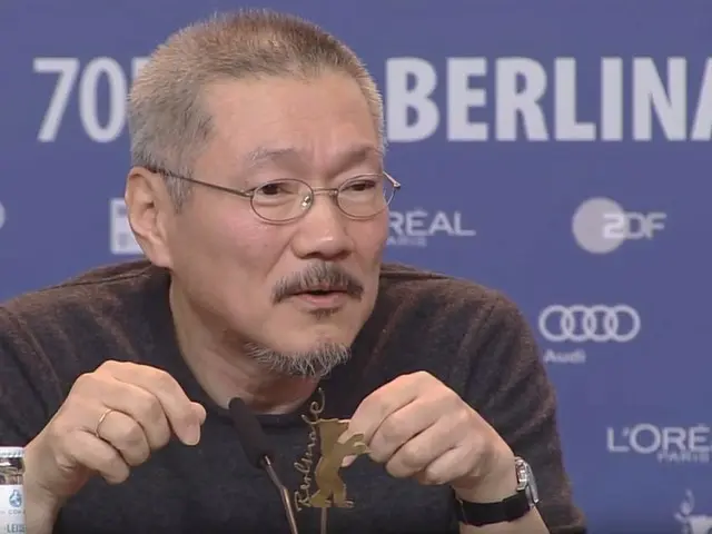 “外遇”導演洪相秀和女演員金·米妮（Kim Mini），在第70屆柏林國際電影節新聞發布會上的右手邊上有同一個戒指？ 