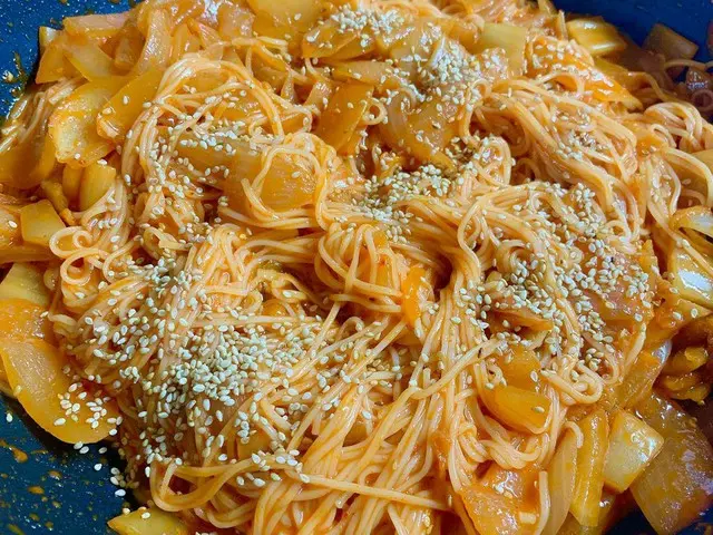 【T公式】ASTRO，Roha今天的石鍋拌飯怎麼樣？ 我自己做的〜 今天的蘸醬是比比恩面👍  #Raki #烹飪