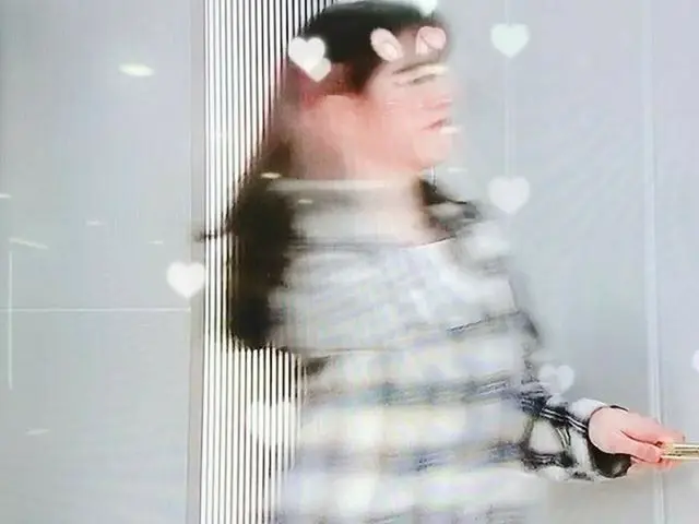 【G公式】「ビン様夫人」女優Lee Min Jung，我們的造型師用app射擊監視器ㅋㅋㅋ哈哈哈哈哈哈後的兔子耳朵  