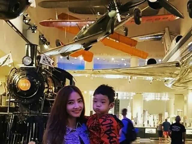 Actress Han Chae Young, Updated SNS. Go out to my son and the science museum.