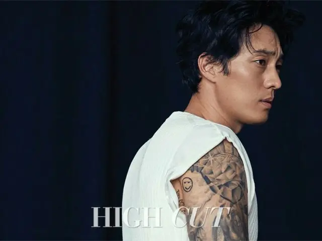 So Ji Sub, released pictures. An ideal woman is a ”woman who can communicatewith”