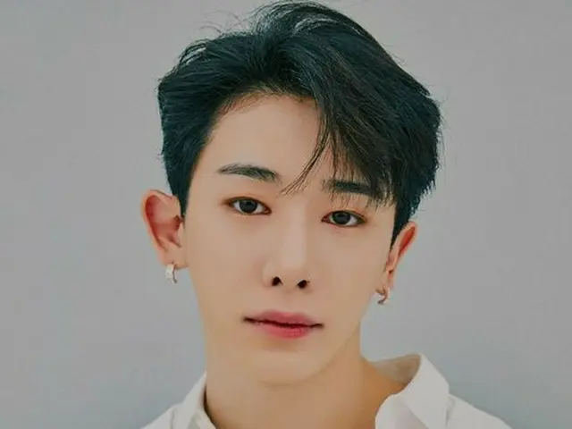 與前MONSTA X WONHO和美國著名管理公司MAVERICK簽約