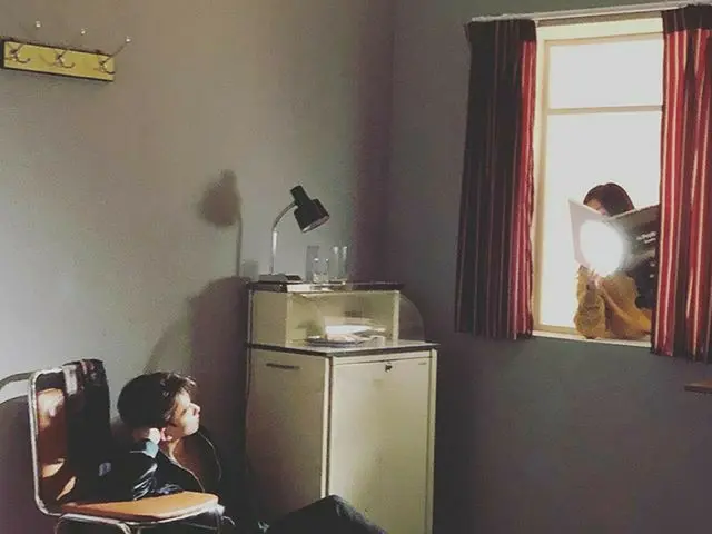 【G公式】EXO_ペヒョ（Baekhyun），圖片內容-這是什麼？是書嗎我沒看到...  