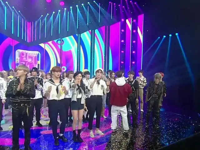 #EXO在Baekhyun的第一名結尾時，輔助的EXO進入了舞台