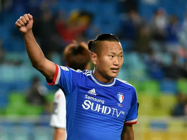 談論的是諸如職業足球運動員鄭泰世（Chung Dae-se）和精英CA的電視連續劇《禁愛之地》（Ai no Crash Land）