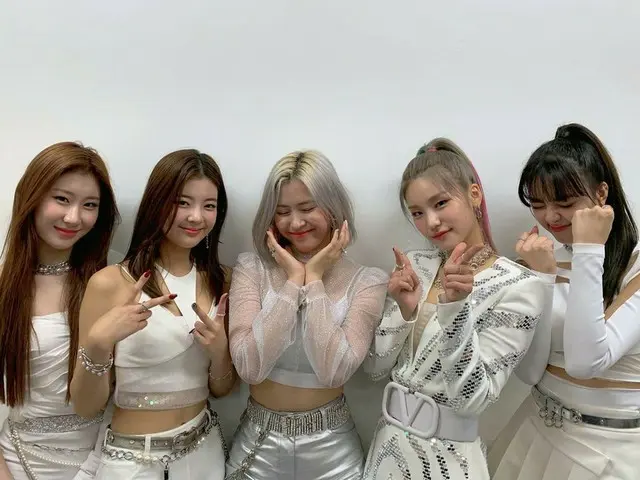 【T公式】ITZY，加電多虧了您今天對我的信任💪🏻 希望很快能在舞台上再次見到你❤️ 今天從MIDZY獲得能量，TOO💪🏻 希望我們能盡快再次見面❤️ 