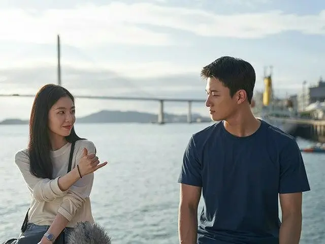 艾琳（Irene）和演員申勝鎬（Shin Seung Ho）主演的電影“雙柏蒂（Double Patty）”的“紅色天鵝絨”