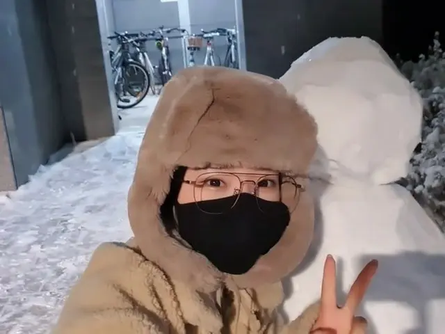 一位美麗的烏圖伯（Utuber）在射擊時發現雪人並銷毀了它，對此表示歉意