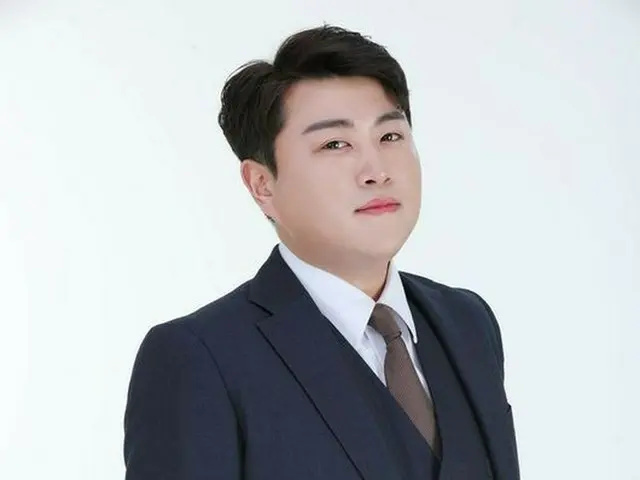 Trot singer Kim Ho Joong, who was in military service earlier as a socialservice agent, will be admi