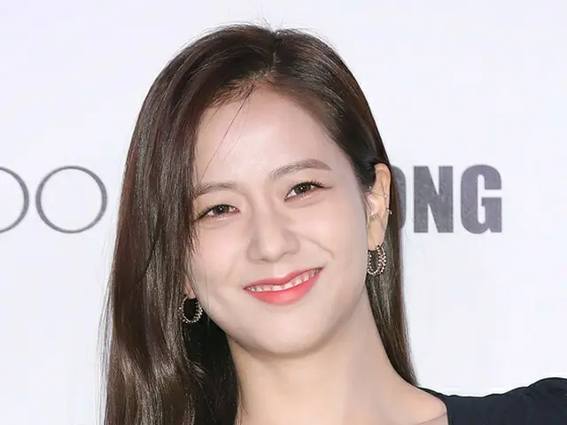 BLACKPINK JISOO的一些粉絲在YG大樓前進行了卡車演示