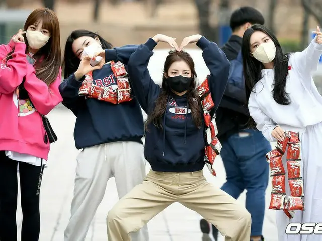 Brave Girls to SBS on a radio show. Appeared with a choco pie. .. ..