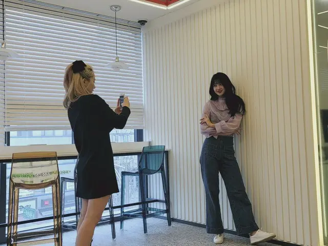 【T公式】EVERGLOW，[ #Sihyeon #Mia]背後互相拍照的場景🦋😋