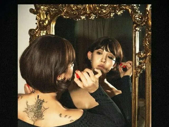 歌手Nada和出色的TATOO發布了引人注目的圖片