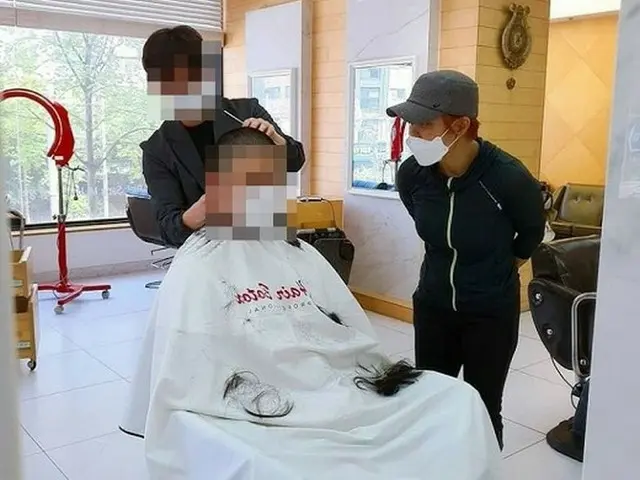 Entertainer Jo Hye-ryun released photo of her son who joined the army today(25th) getting a hair cut