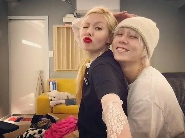 HyunA & EDawn kisses back hug. An unchanging expression of affection. .. ..
