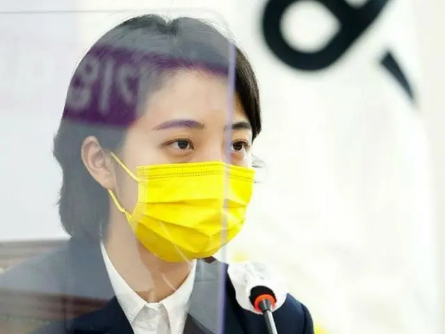 批評意見沖向正義黨議員柳浩貞，後者上傳了柾國的照片，並報導了“紋身商業法”的起草情況