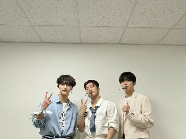【T官方】ATEEZ、[📷]今天的ATEEZ ⠀今天像碳酸一樣閃閃發光你喜歡所有閃閃發光的舞台嗎？謝謝你們陪我們到深夜💙能夠與Mad Monster 前輩一