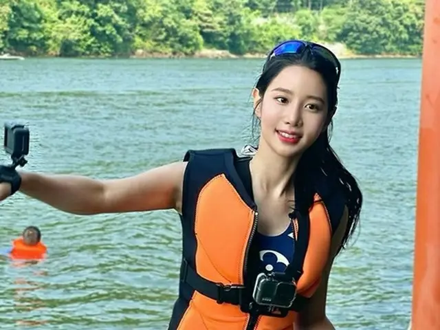 BERRY GOOD 的Johyun 展示了她的比基尼