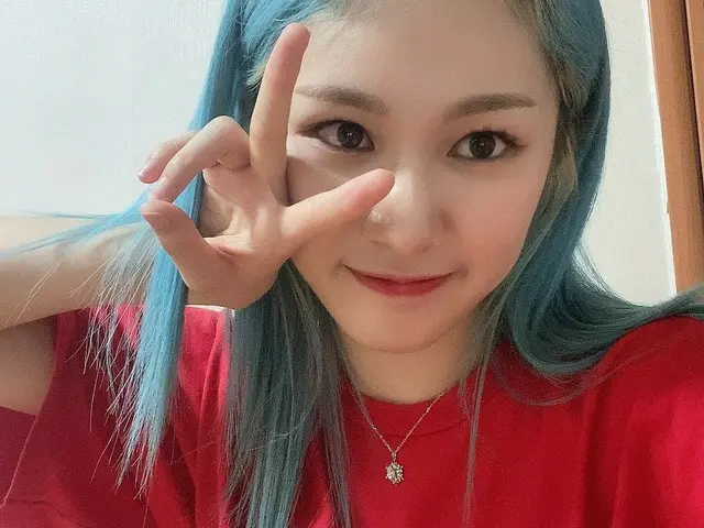 【官方】EVERGLOW、[#Mia] 週日宅在家裡最好>< 圖片是昨天的~！ ~🤗