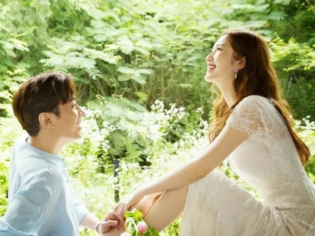 Eric (Shinhwa) & Na HyeMi released a commemorative photo of their 4th weddinganniversary. .. ..