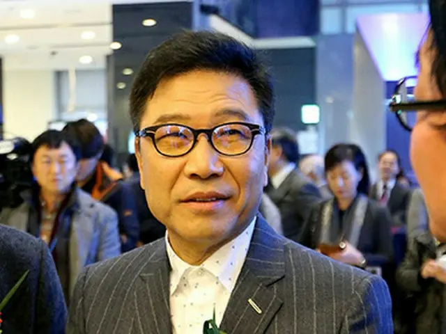 據悉，SM娛樂總製片人李秀滿將向50多歲的女記者捐贈一套價值40億韓元的公寓