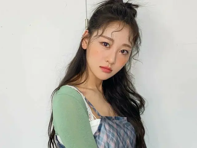 Is 官方】 LOONA （Loona） 、 [#Eve / #Yves] Big Issue 2nd vol 2✌️🍎 #Loona #LOONA