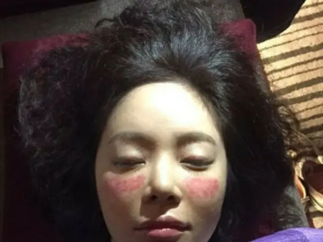 演員黃正音在SNS上發布了電視劇《她很漂亮》拍攝時的照片