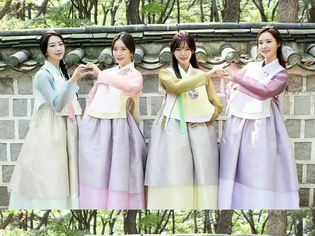 Dalshabet, greeting in Hanbok, Korean traditional clothes for Mid Autumn KoreanHoliday-Chusok. ”Have