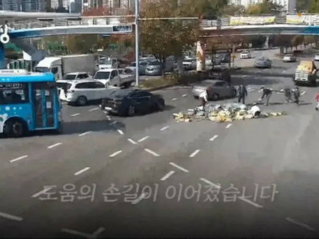 釜山市街頭髮生事故，貨車貨車墜落，約10名路過市民聚集，約10分鐘就平息，成為熱門話題