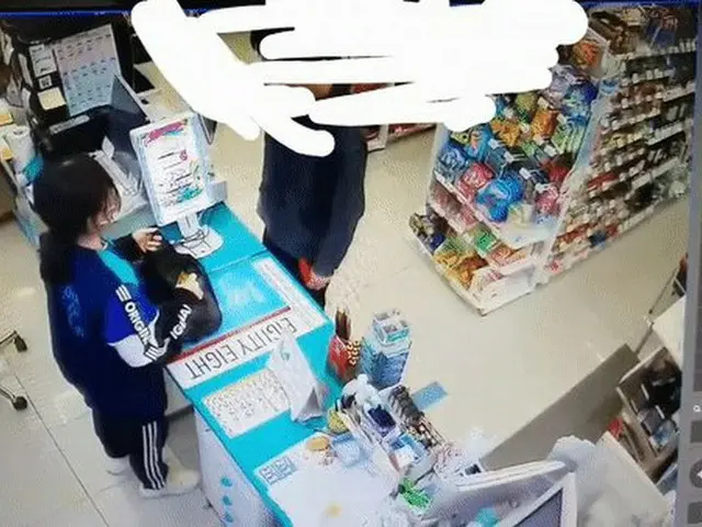 韓國一家便利店的兼職員工催促顧客戴口罩被毆打的那一瞬間成為熱門話題