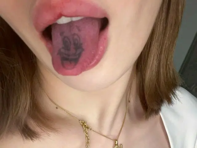 Singer HyunA, tattoo on tongue? ?? ?? Amazing photos on Hot Topic ... .. ●Actually, it is said that