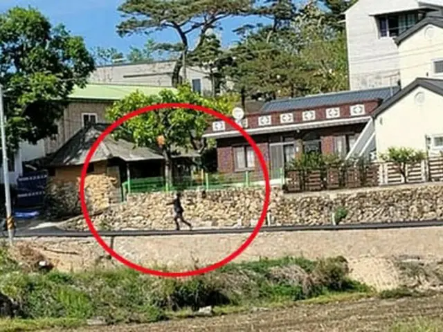 前總統文在寅的秘書德賢民在最後一次出發時，被目睹了一邊扔包一邊輕走，成為韓國的熱門話題