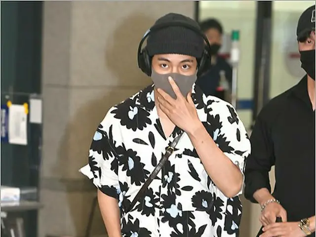 V (BTS) arrived at Incheon International Airport. .. ..