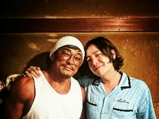 Mixed martial artist Chu Seong Hoon released the two shot photo with actor JangKeun Suk. .. ..