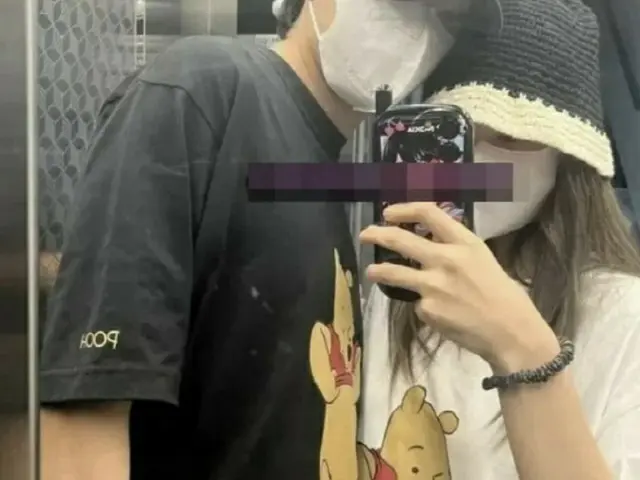 V (BTS) & JENNIE, this time a two-shot photo wearing a pair of T-shirts wasspread. . .