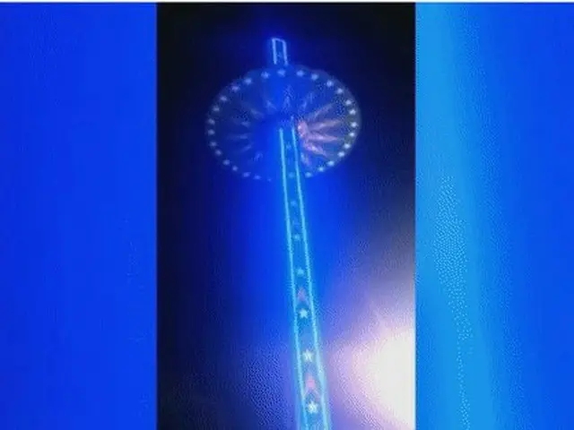 一輛“吊塔”車輛在印度的一個貿易展覽會上墜毀